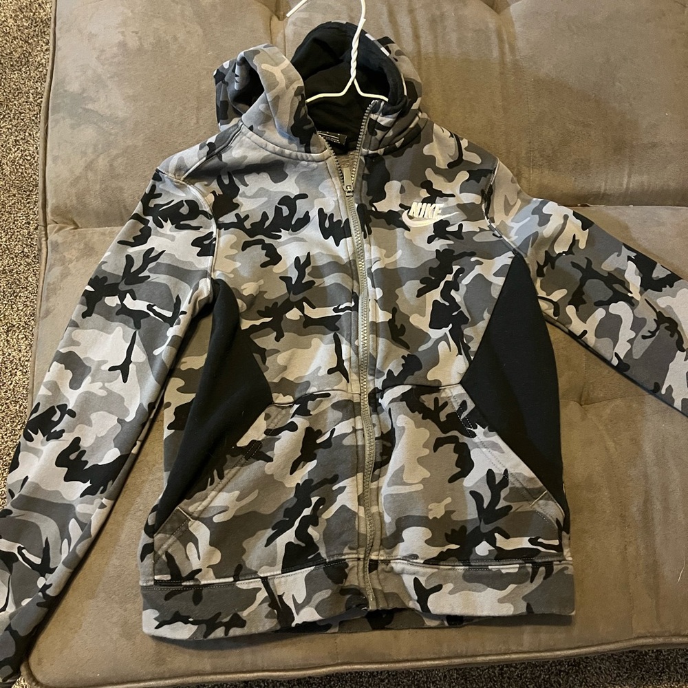 Nike zip up, says L as in girls but fits like a womens XS